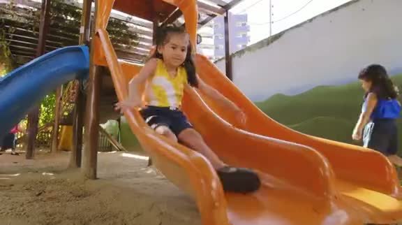 Alunos explorando o parque de um colégio da Rede Multiverso